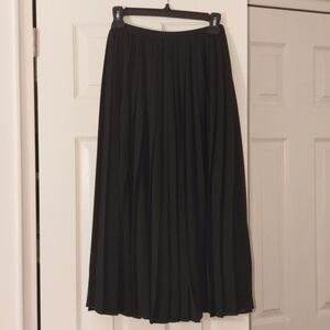 Uniqlo black pleated midi skirt sz small